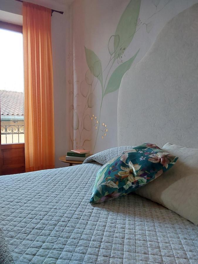 Casa Vacanze Malvarosa Casale Corte Cerro Екстериор снимка